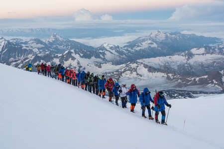 高齢者にとって安全な登山装備とウェア選びのポイント