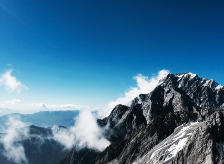 アルピニズムとは何か？本格的な登山の魅力とリスク