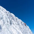 登山グループと単独行動、それぞれのリスクと対処法
