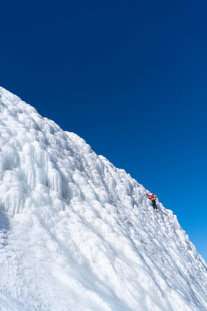 登山グループと単独行動、それぞれのリスクと対処法