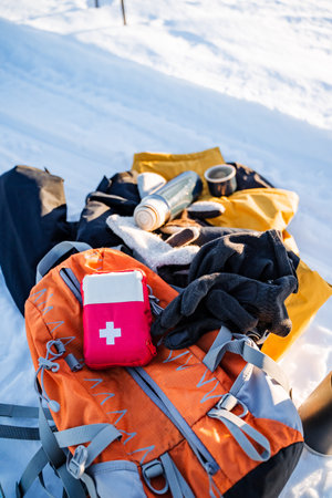 遭難時に役立つ地図読み技能と緊急ルート選定のコツ