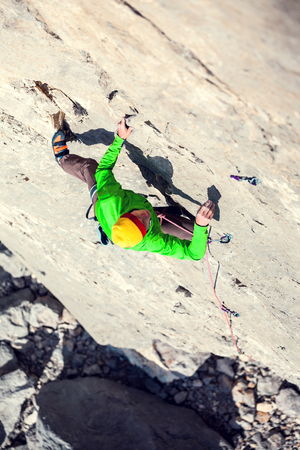 春山の滑落事故・遭難事例から学ぶ安全な行動